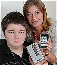 Scott con un walkman, y su madre con un iPhone