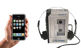 El reproductor de música portátil más antiguo, un Walkman, y el más moderno, un iPhone