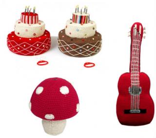 Una tarta de cumpleaños, una guitarra y una hucha con forma de seta