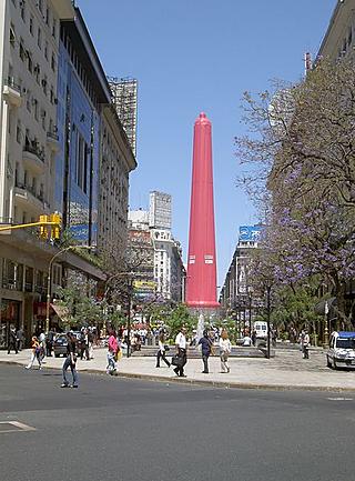 Condón extragrande para proteger el obelisco de Buenos Aires