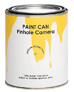Una cámara de fotos en una lata de pintura