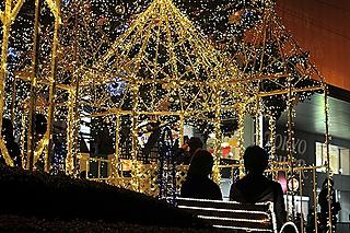 Couples and lovers look for romantic places to spend Christmas Eve
